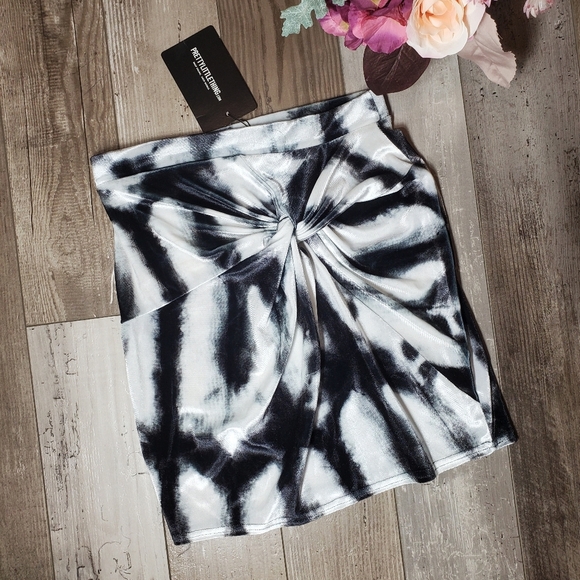 NWT PrettyLittleThing Velvety Monochrome Tie-Dye Stretch Mini Skirt US Size 6 - Picture 3 of 13